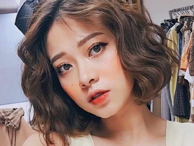 tóc xoăn uốn cả đầu quyến rũ