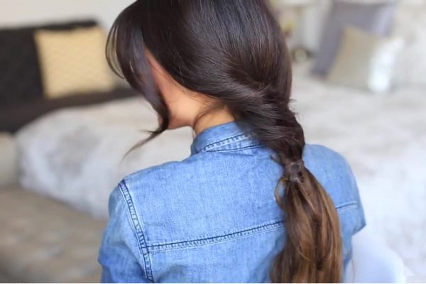 kiểu tóc đuôi ngựa xoắn đôi