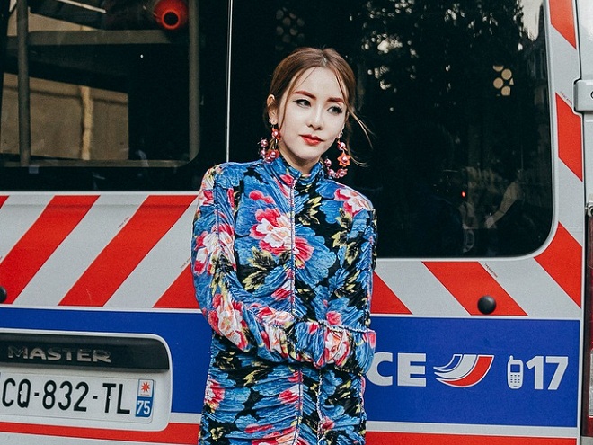 kiểu tóc mái dài lệch ngôi búi gọn Dara 2NE1