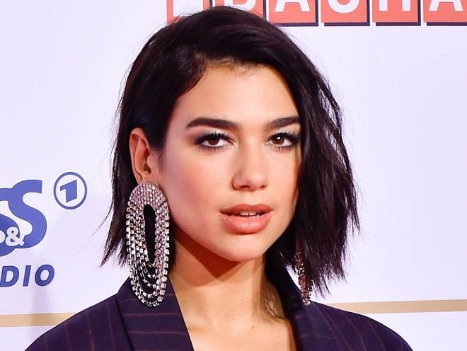 tóc bob ngang vai đẹp đánh rối Dua Lipa