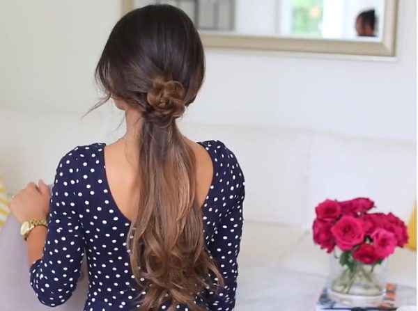 tóc buộc thấp nhấn nhá với bông hoa