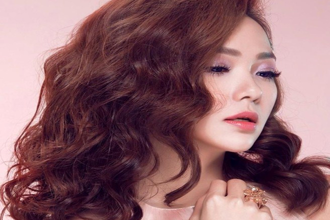 tóc ngang vai uốn đũa cá tính