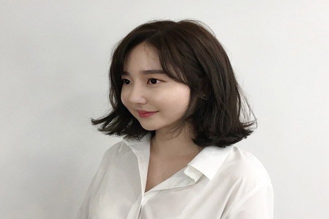 tóc ngang vai uốn nhẹ đuôi cho mặt tròn