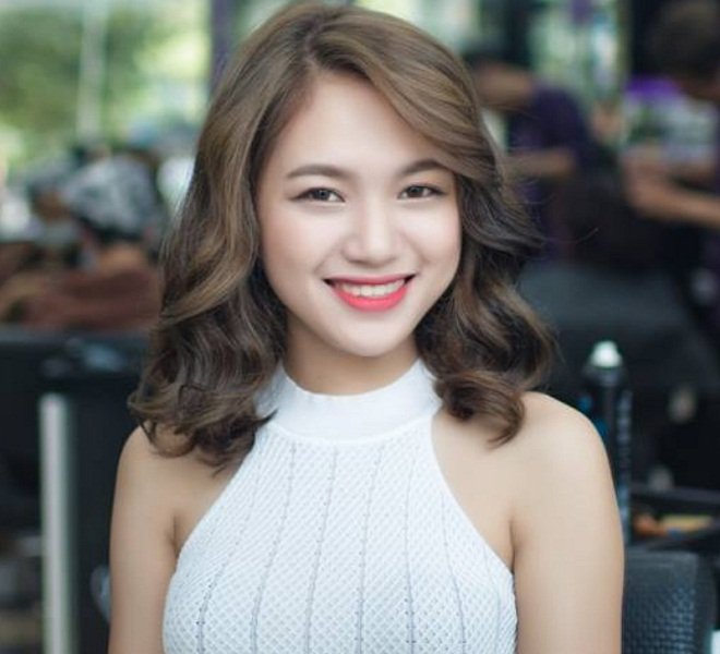 tóc xoăn lỡ nhuộm vàng sáng