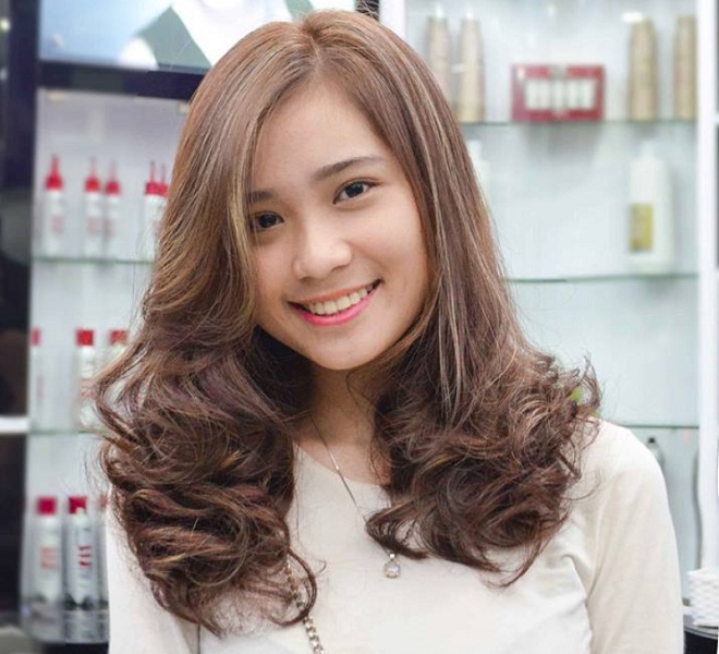 tóc xoăn lỡ tỉa layer nhuộm be vàng