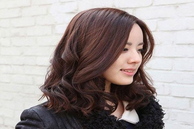tóc xoăn ngắn ngang vai cho mặt tròn