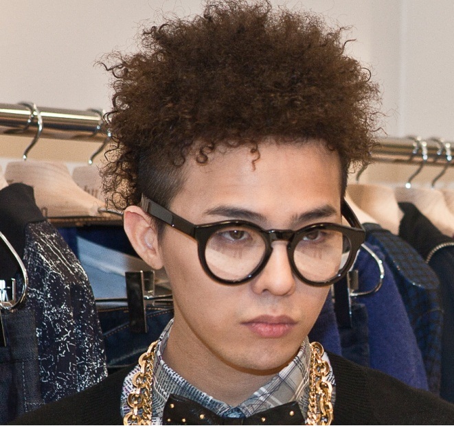 G-Dragon tóc uốn xoăn tít