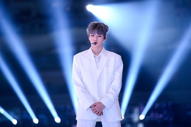 Kang Daniel mặc vest trắng trên sân khấu
