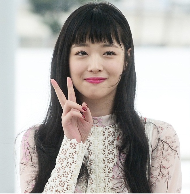 Sulli trong kiểu tóc mái ngang uốn đuôi nhẹ