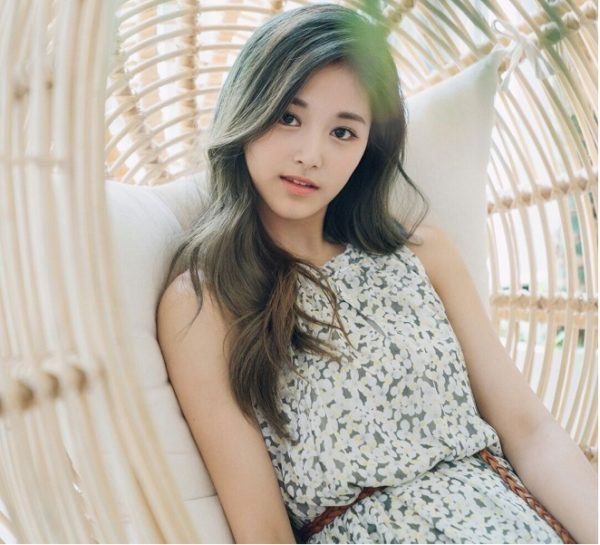 Tzuyu tóc dài màu nâu vàng ánh rêu