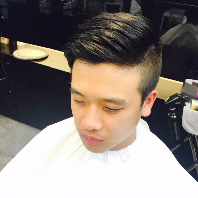chàng trai trẻ vừa mới được cắt xong kiểu tóc undercut