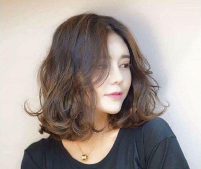 kiểu tóc ngắn uốn gợn sóng mái lệch