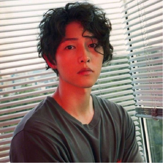 kiểu tóc uốn xoăn dài của Song Jong Ki