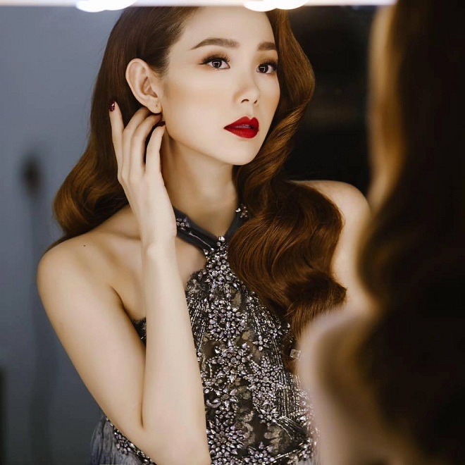 kiểu tóc xoăn lọn lớn bồng bềnh