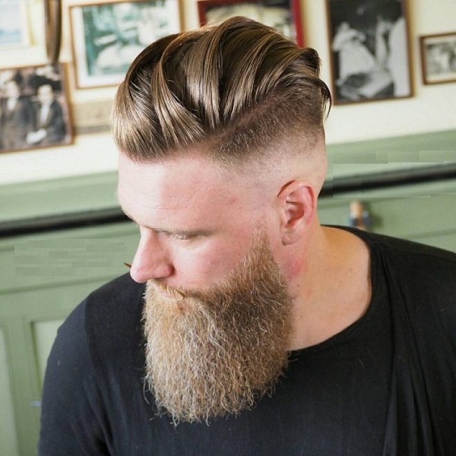người đàn ông mặc áo đen trong kiểu tóc undercut skin fade kết hợp râu quai nón