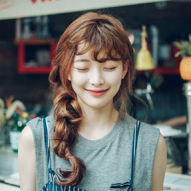 tóc lỡ đẹp uốn xoăn tết bím một bên