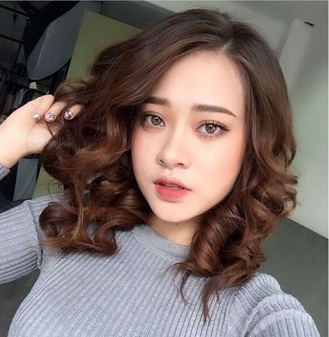 tóc ngắn uốn lọn lớn bồng bềnh