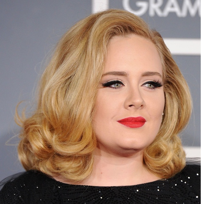 Adele trong kiểu tóc lob uốn đuôi bồng bềnh