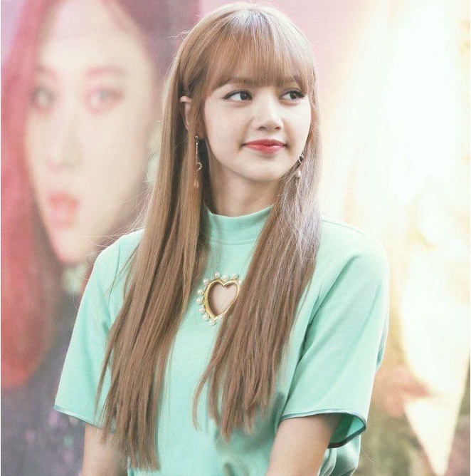 Lisa mặc áo xanh tóc thẳng dài nhuộm vàng