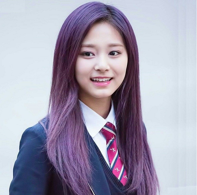 Tzuyu tóc nhuộm màu tím mộng mơ