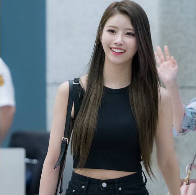 cô gái mặc áo crop top đen tóc thẳng duỗi dài ngang lưng