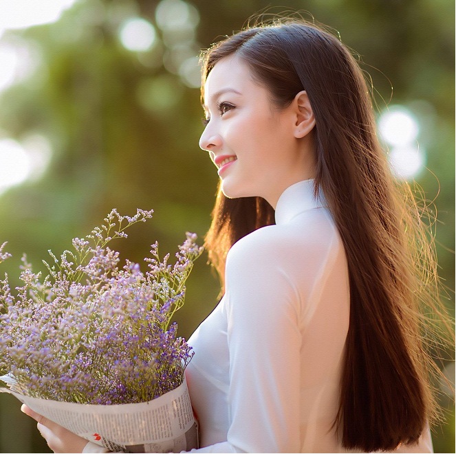 cô gái mặc áo dài trắng tóc thẳng ngang lưng cắt bằng