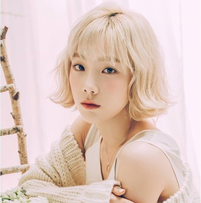 Taeyeon trong kiểu tóc xoăn vểnh cổ điển