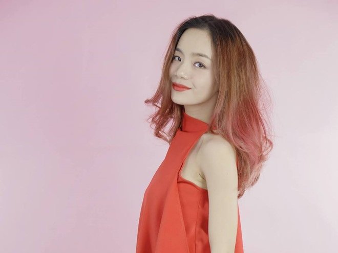 tóc dài ngang lưng xoăn nhẹ nhuộm ombre hồng emmi hoàng