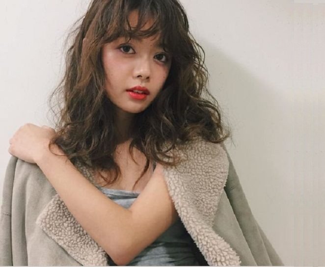 tóc ngang vai uốn xoăn xù cắt mái thưa