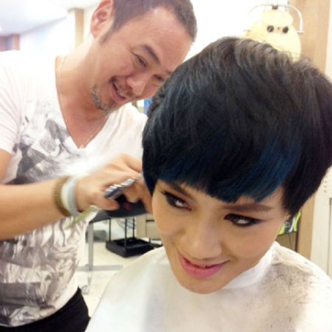 Anh Thìn chủ thương hiệu Thìn Hair Salon tạo mẫu tóc cho khách.