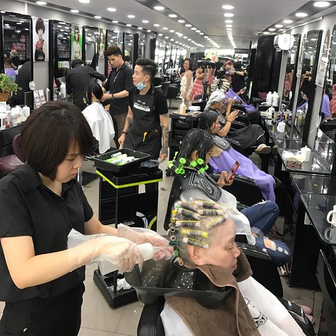 Đội ngũ nhân viên chuyên nghiệp của Salon Huy Nguyễn