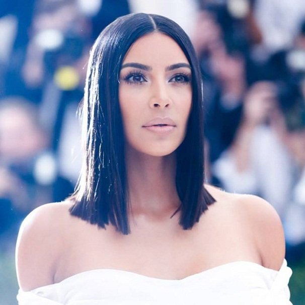 Kim Kardashian trong kiểu tóc duỗi siêu thẳng