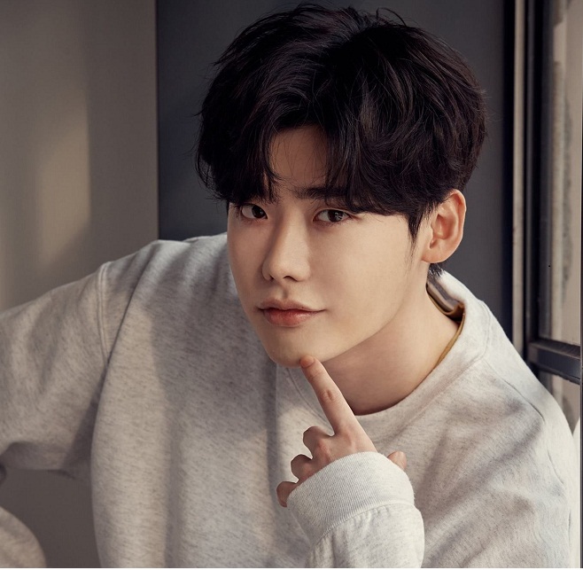 Lee Jong Suk trong kiểu tóc vuốt phồng hai mái