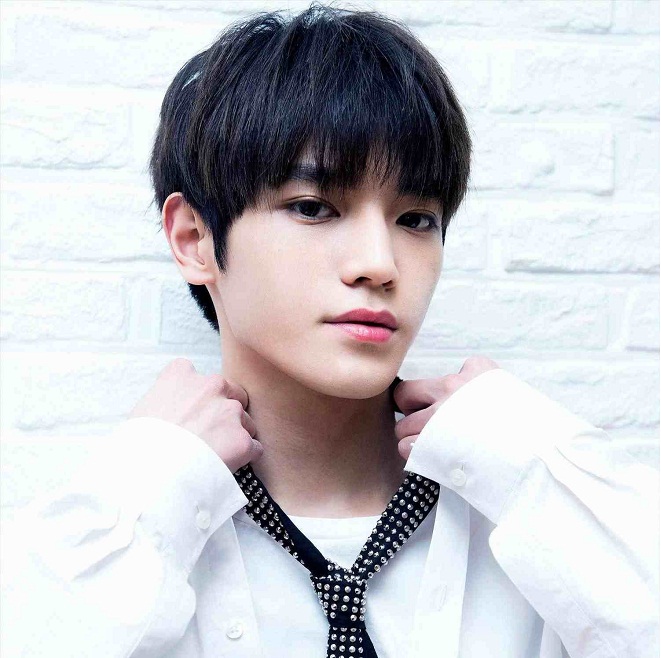 Lee Taeyeong tóc đen cắt layer