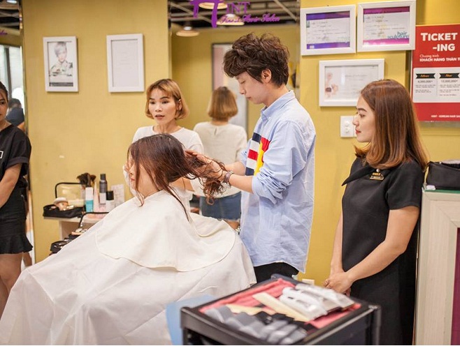 Nhà tạo mẫu tóc Hàn Quốc của salon Hint đang làm tóc cho khách