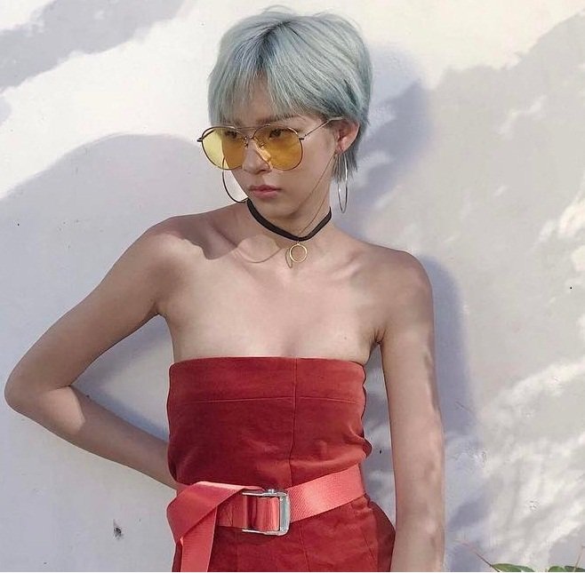 Phí Phương Anh trong kiểu tóc tém nhuộm xanh