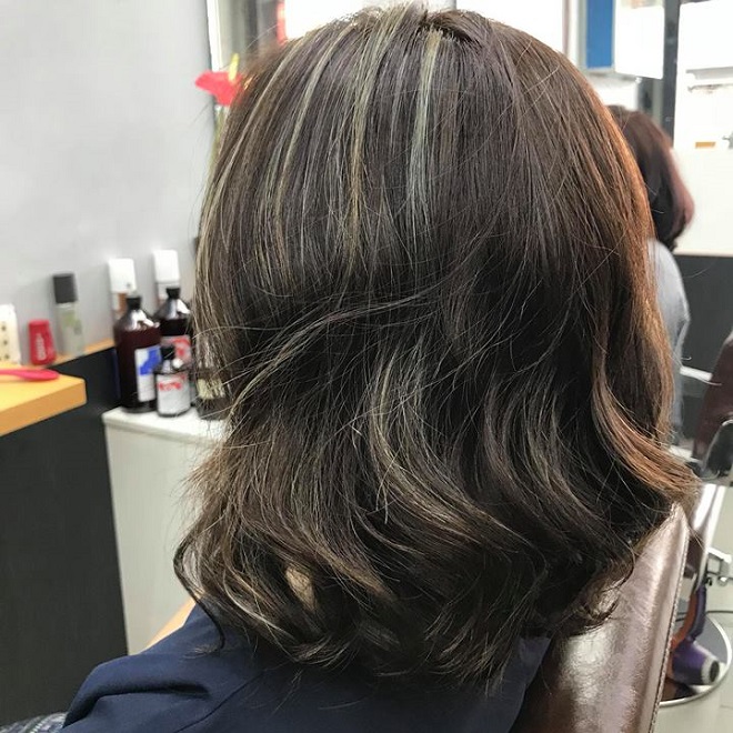 Tóc ngang vai uốn đuôi nhuộm highlight