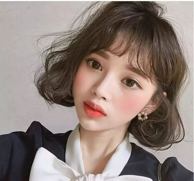 bạn gái diện kiểu tóc ngắn uốn đuôi mái thưa