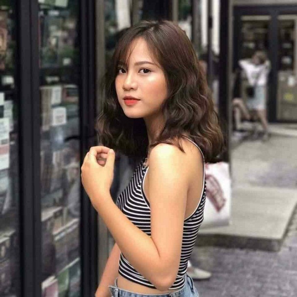 bạn gái mặc áo ba lỗ tóc ngắn uốn đuôi nhẹ