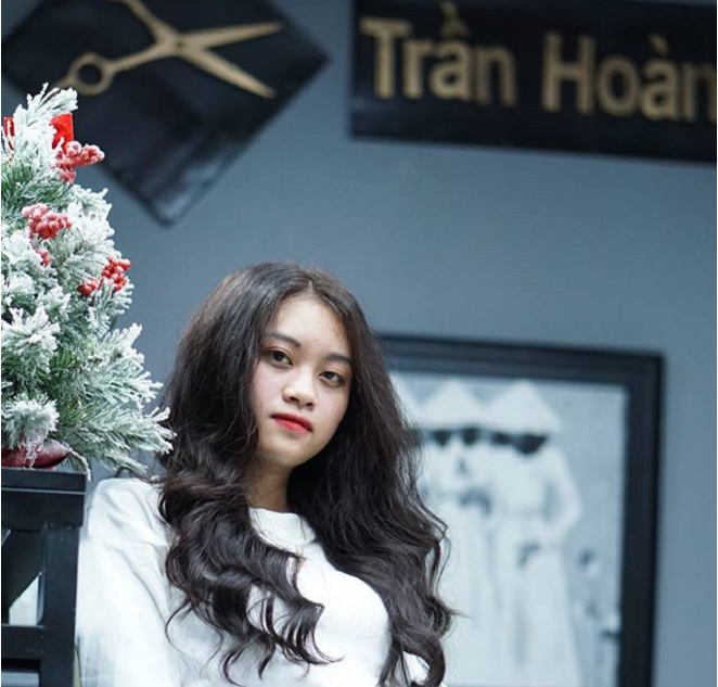 bạn gái mặc áo trắng uốn tóc xoăn gợn sóng tại salon Trần Hoàng