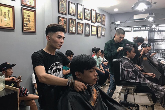 các barber đang cắt tóc cho khách tại Sài Gòn Clippers Barbershop