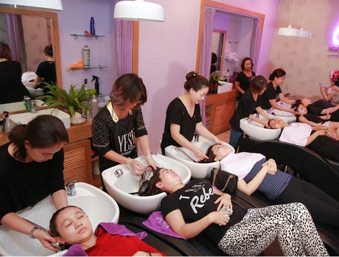 các nhân viên của Khánh Vĩnh Hoàng salon đang gội đầu cho khách