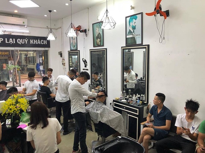 các nhân viên của salon Anh Khoa đang làm tóc cho khách hàng