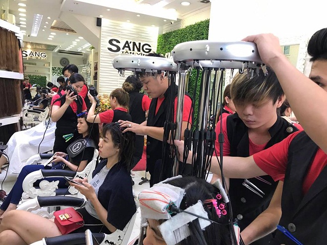 các nhân viên của salon Sáng Tân Vĩnh đang làm tóc cho khách