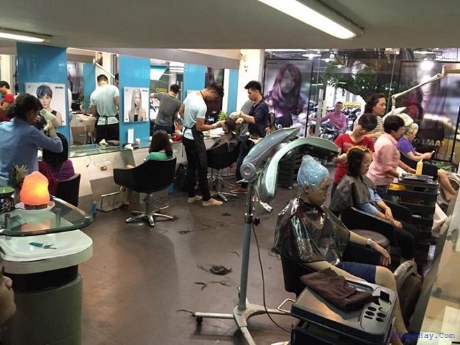 các nhân viên của salon Tâm Loan đang làm tóc cho khách