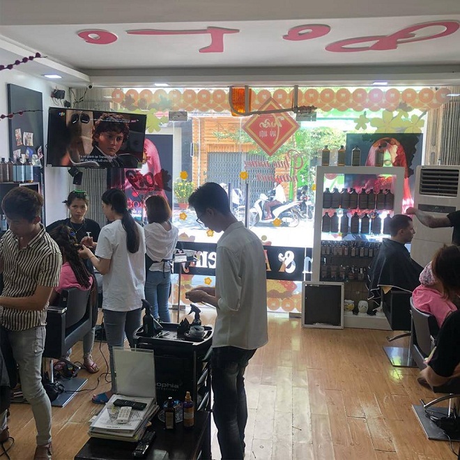 các thợ tại salon Polo đang làm tóc cho khách