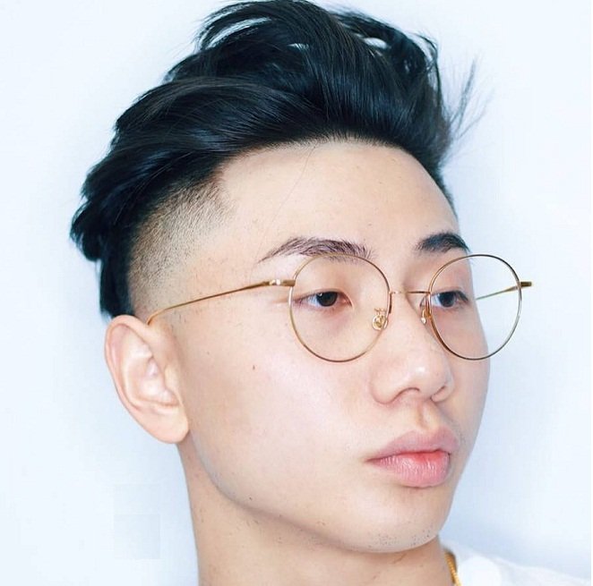 chàng trai đeo kính tóc cắt undercut vuốt phồng