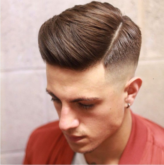 chàng trai mặc áo đỏ tóc cắt undercut vuốt side part
