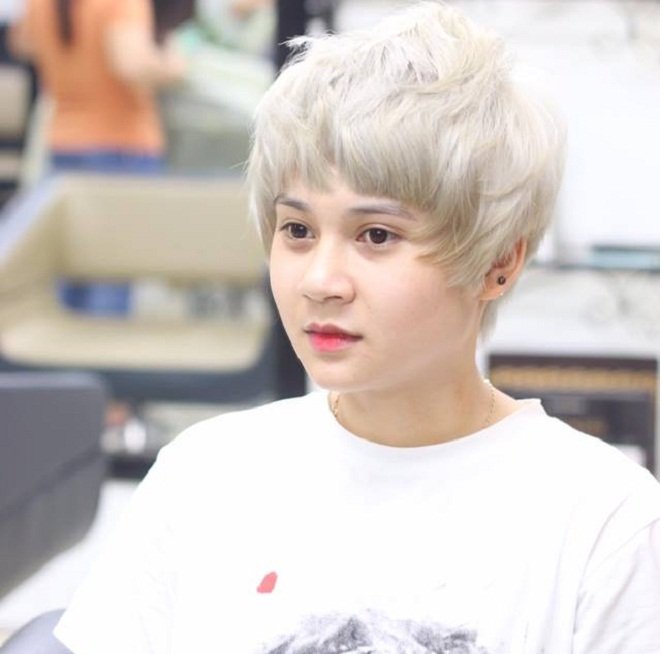 cô gái cắt tóc tomboy nhuộm trắng cực ấn tượng
