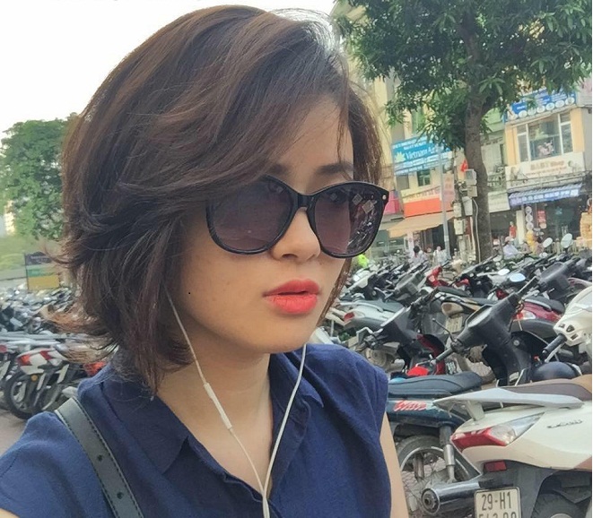 cô gái mặc áo xanh với mái tóc cắt ngắn